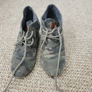 Toms camo wedge bootie with tie. Size 5